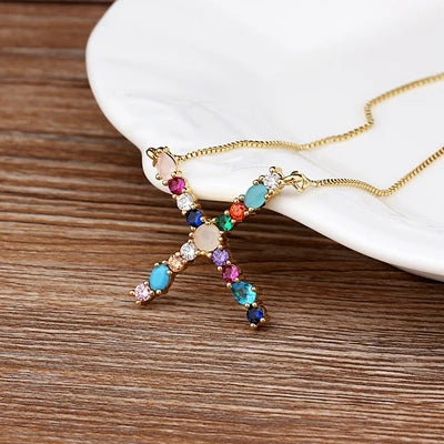 Collar con iniciales y piedras preciosas doradas de 18 quilates