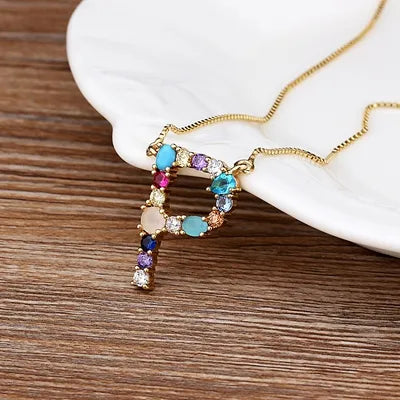 Collar con iniciales y piedras preciosas doradas de 18 quilates