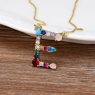 Collar con iniciales y piedras preciosas doradas de 18 quilates
