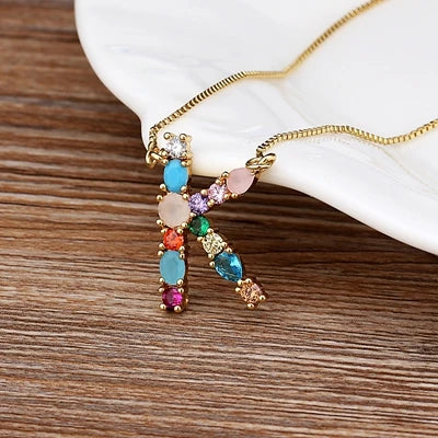 Collar con iniciales y piedras preciosas doradas de 18 quilates