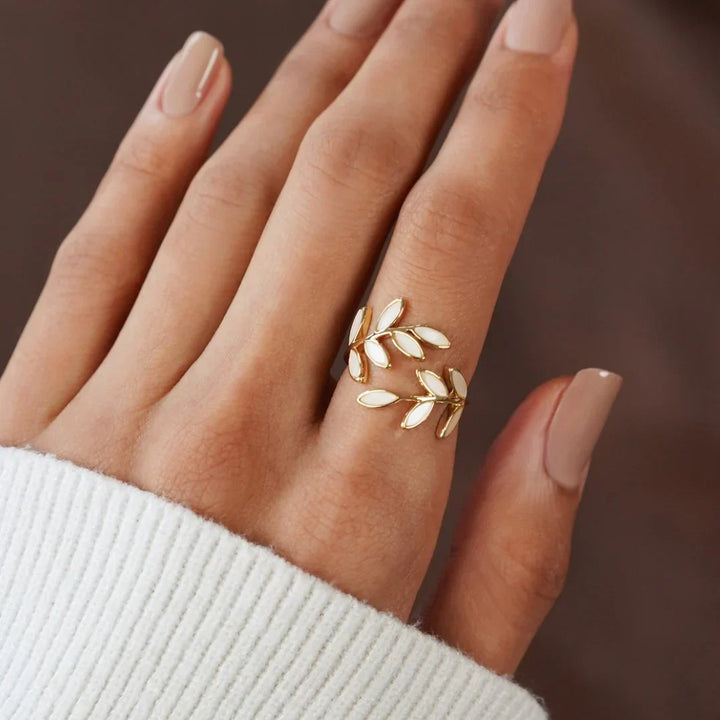 Rocío - Anillo ajustable de hoja con ópalo blanco