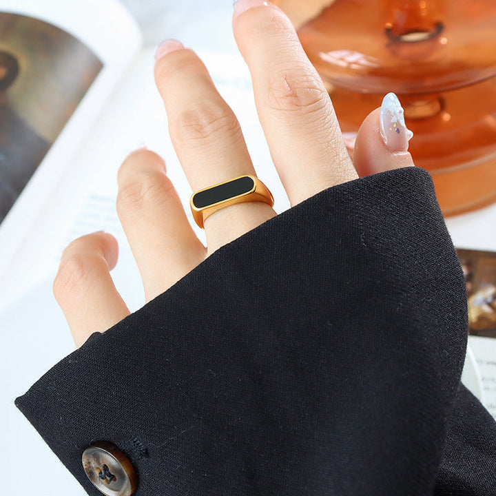 Anillo de ónix dorado Brenda