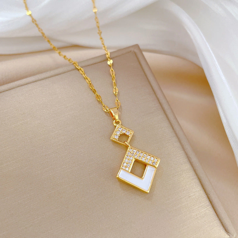 Collar geométrico dorado