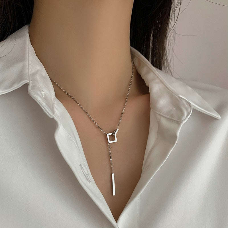 Collar plateado Geométrico