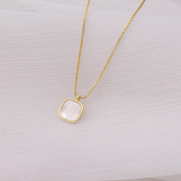 Collar de perlas con cadena dorada Sophie