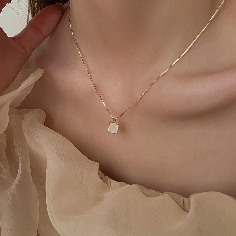 Collar de perlas con cadena dorada Sophie