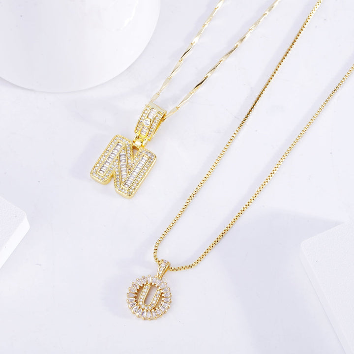 Set de collares con iniciales pavé | Oro blanco