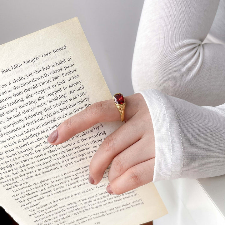 Anillo heredado carmesí