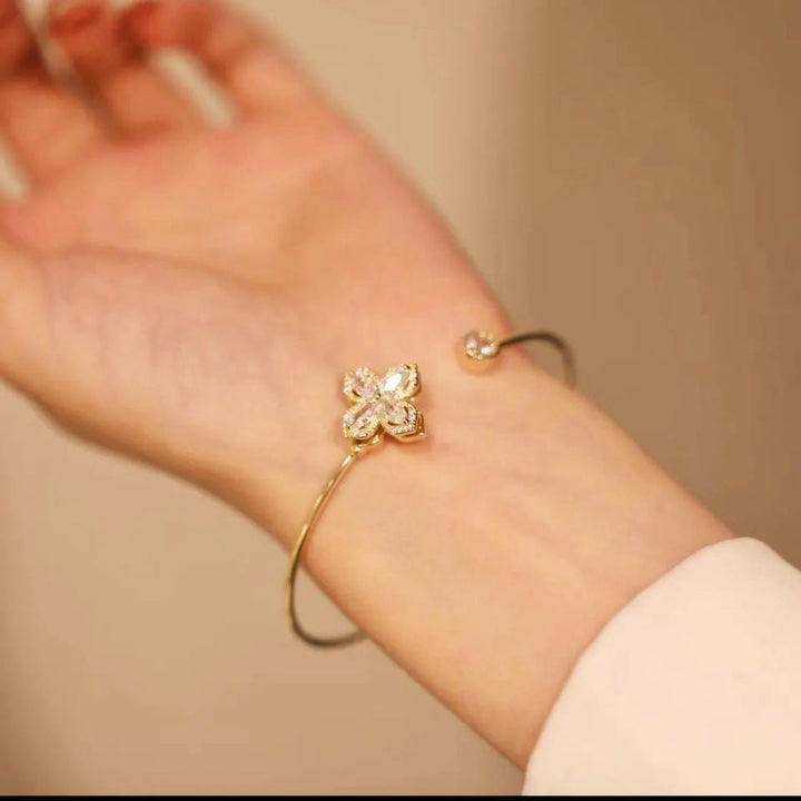 Pulsera giratoria de pétalos brillantes