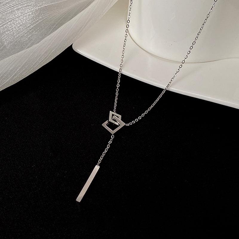 Collar plateado Geométrico