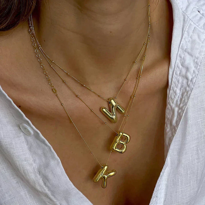 Collar especial de luz dorado de 18 quilates con esfera especial y letra inicial