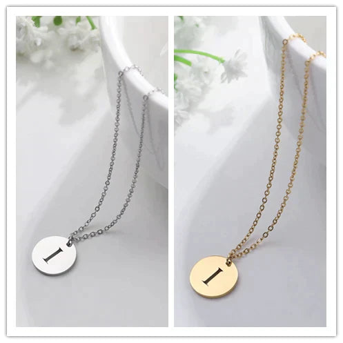 Collar con iniciales grabadas en círculo moderno, dorado de 18 quilates