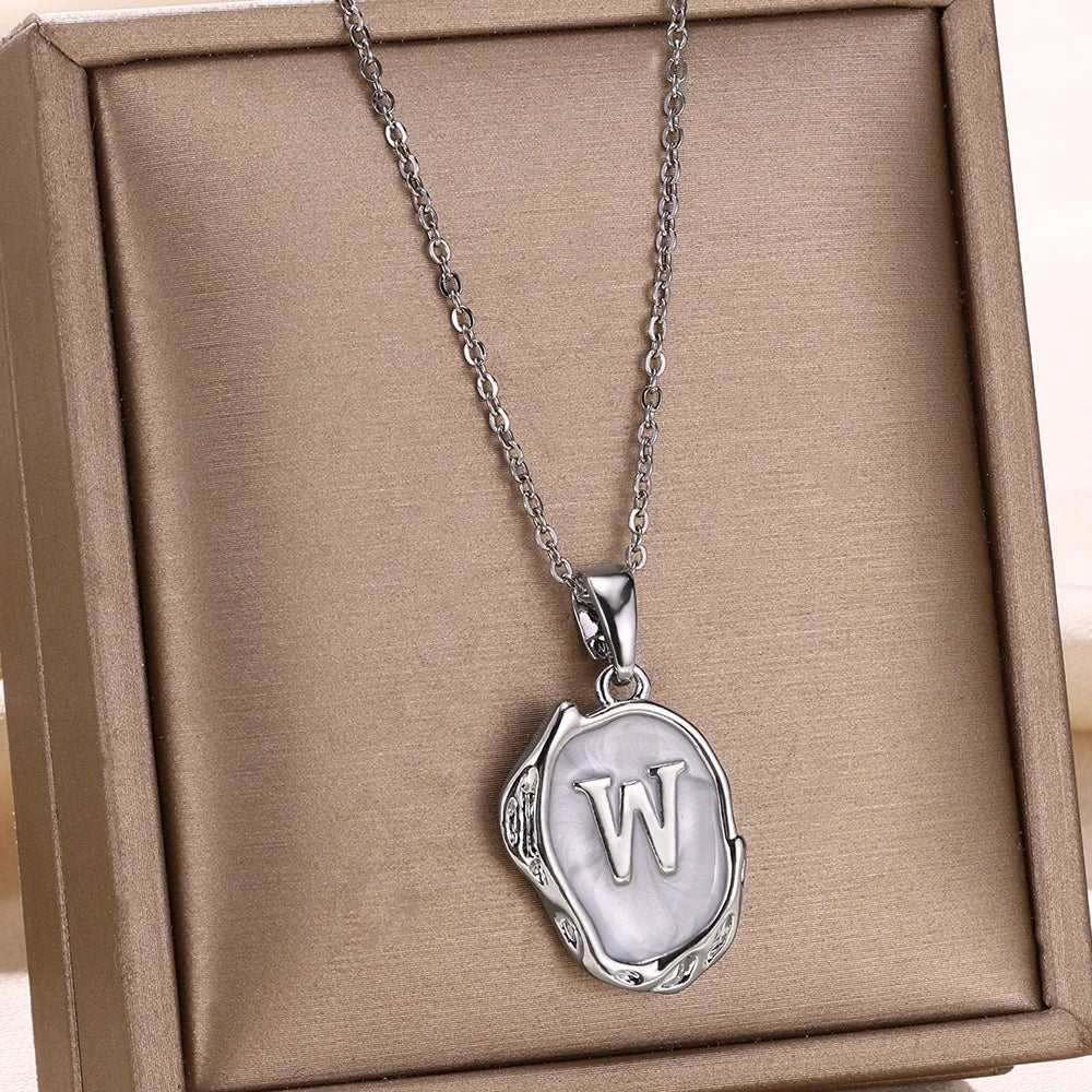 Collar océano con iniciales dorado de 18 quilates en el fondo marino