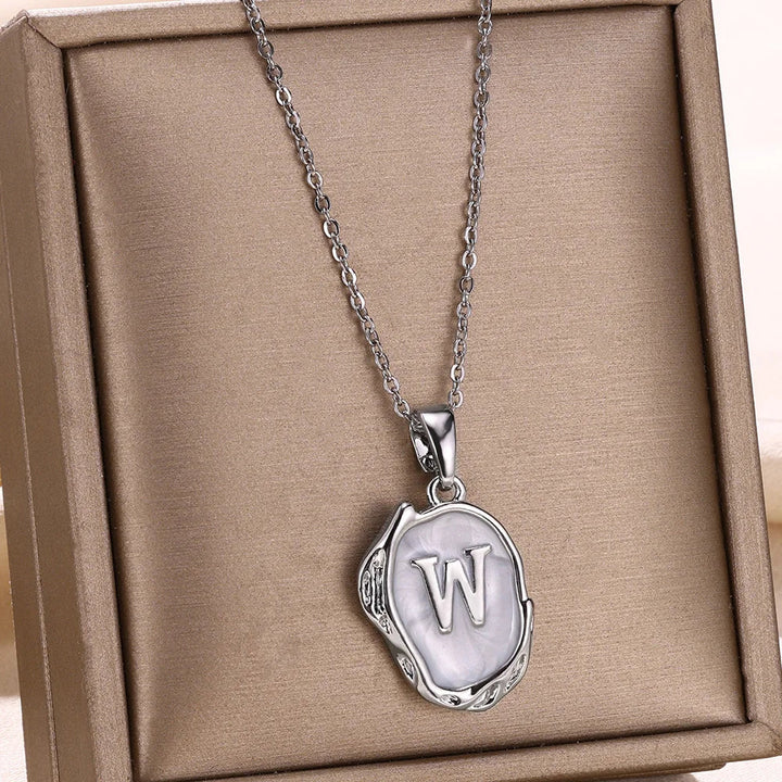 Collar océano con iniciales dorado de 18 quilates en el fondo marino