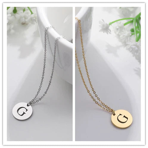 Collar con iniciales grabadas en círculo moderno, dorado de 18 quilates