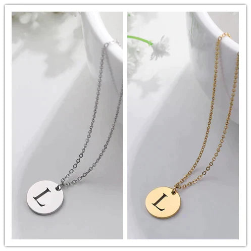 Collar con iniciales grabadas en círculo moderno, dorado de 18 quilates