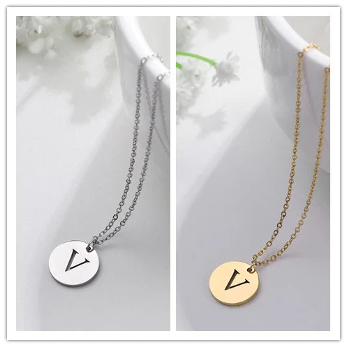 Collar con iniciales grabadas en círculo moderno, dorado de 18 quilates
