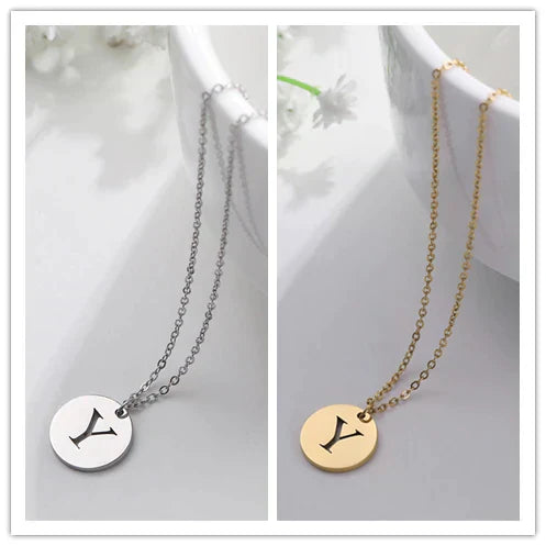 Collar con iniciales grabadas en círculo moderno, dorado de 18 quilates