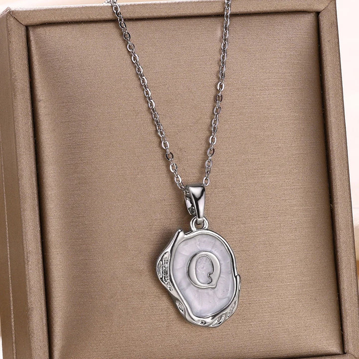 Collar océano con iniciales dorado de 18 quilates en el fondo marino