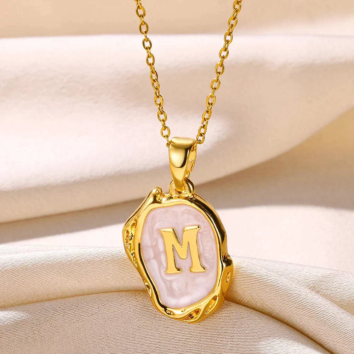 Collar océano con iniciales dorado de 18 quilates en el fondo marino