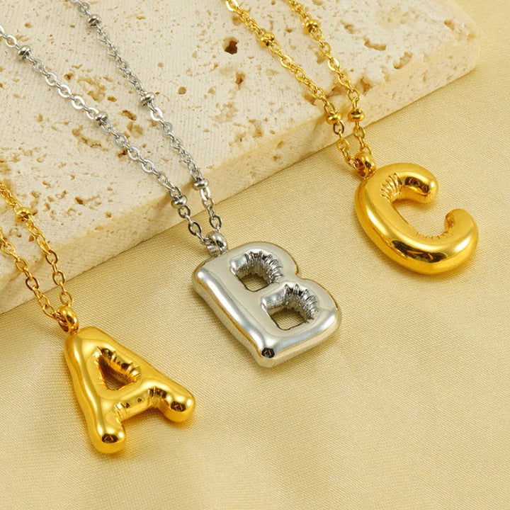Collar especial de luz dorado de 18 quilates con esfera especial y letra inicial