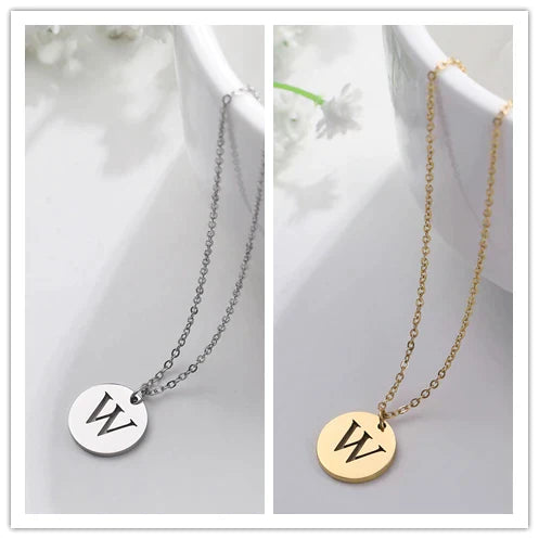 Collar con iniciales grabadas en círculo moderno, dorado de 18 quilates