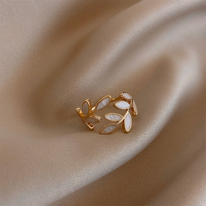 Rocío - Anillo ajustable de hoja con ópalo blanco