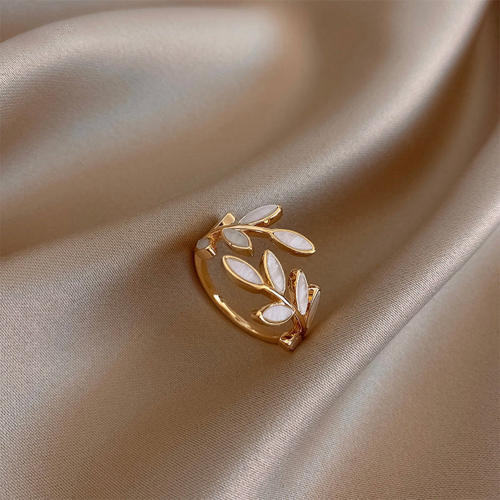 Rocío - Anillo ajustable de hoja con ópalo blanco