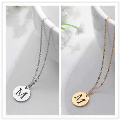 Collar con iniciales grabadas en círculo moderno, dorado de 18 quilates