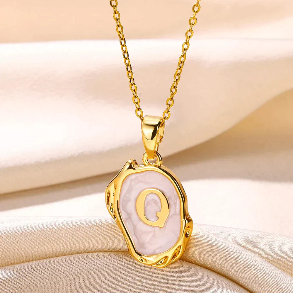 Collar océano con iniciales dorado de 18 quilates en el fondo marino