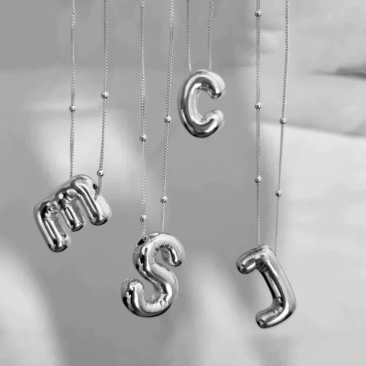 Collar especial de luz dorado de 18 quilates con esfera especial y letra inicial