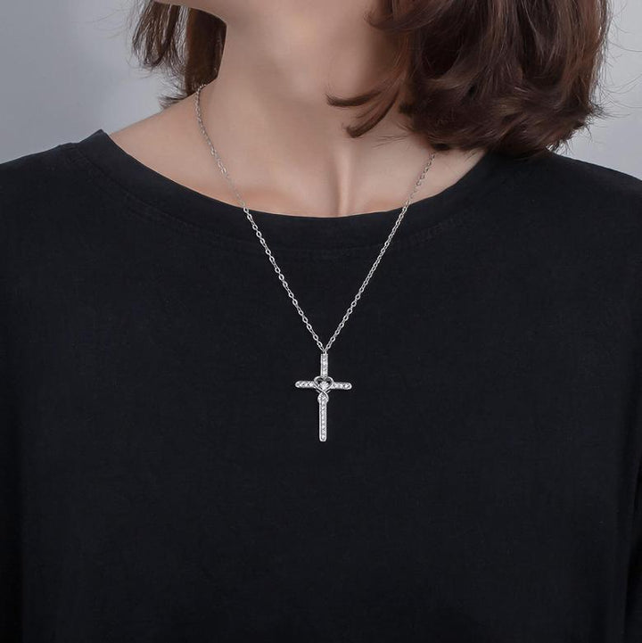 Collar bendito de cruz con corazón de circonitas