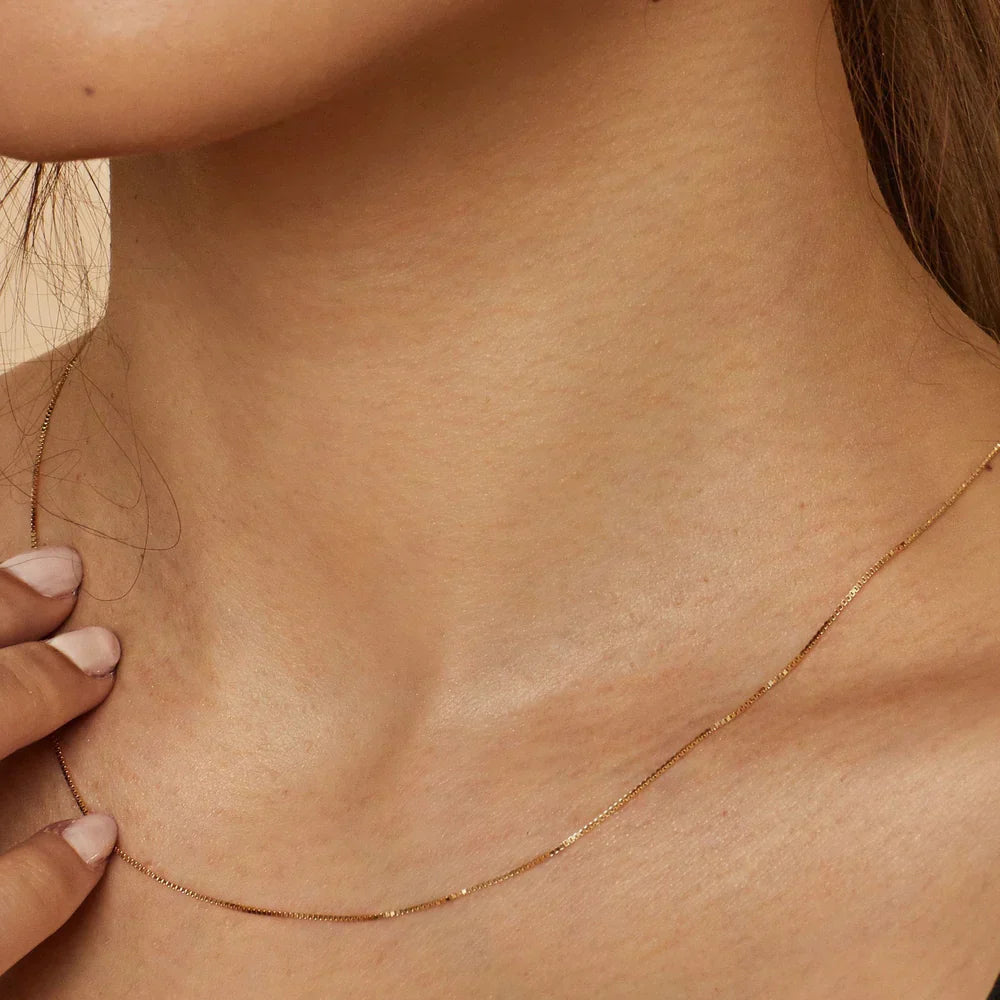 Collar Bodega Box | Oro blanco