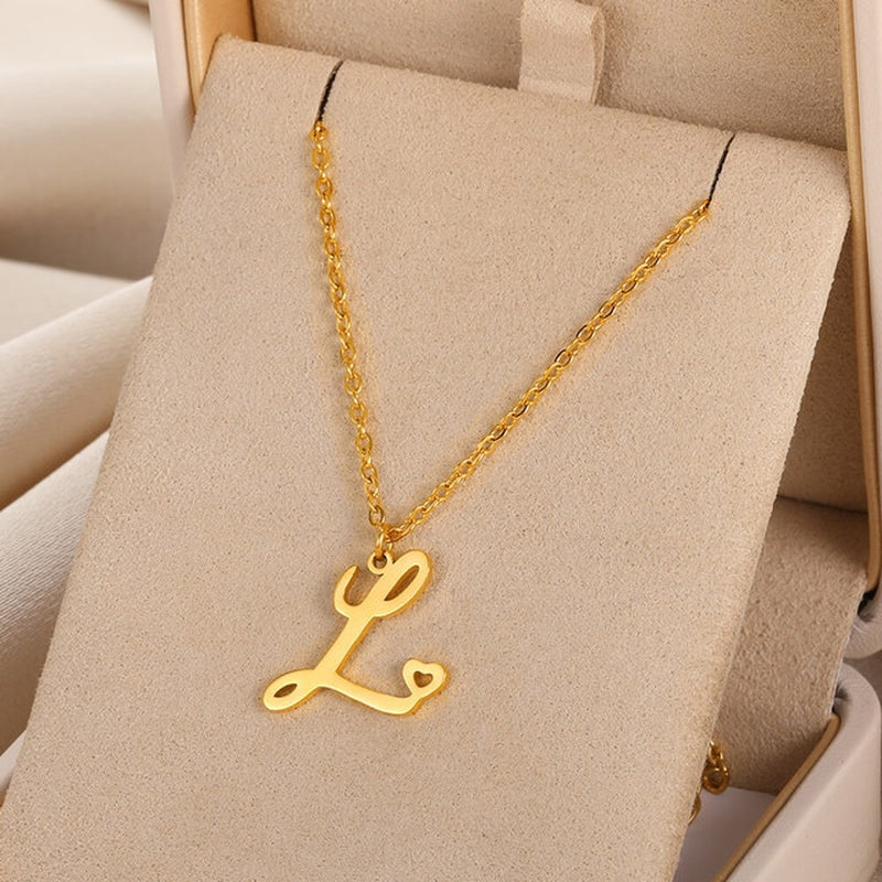 Collares con colgante de inicial en letra cursiva