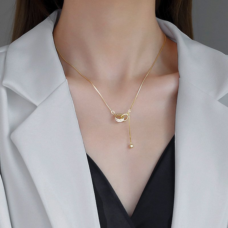 Collar de doble anillo chapado en oro