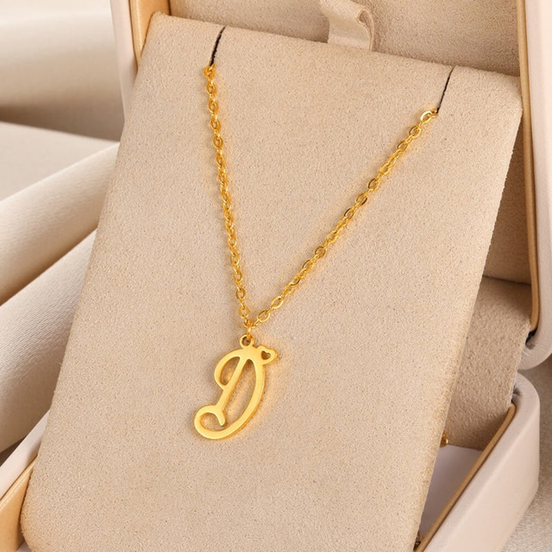 Collares con colgante de inicial en letra cursiva