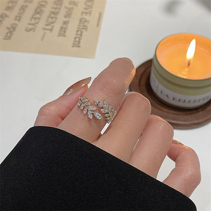 Anillo de corona con circonitas chapado en oro