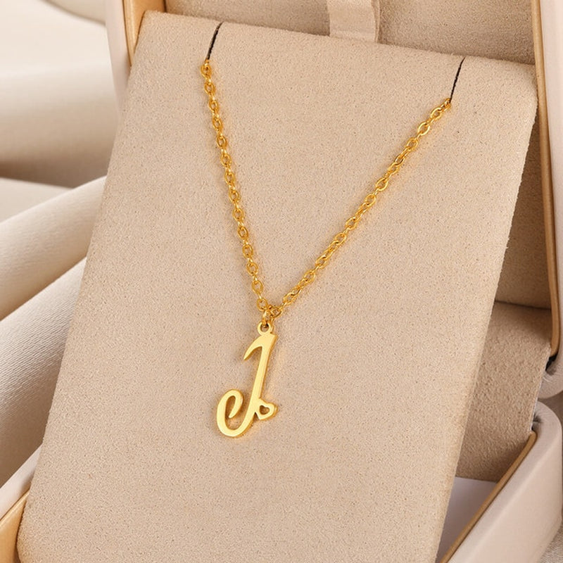Collares con colgante de inicial en letra cursiva