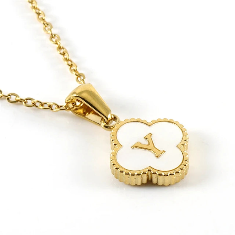 Collar de inicial en forma de trébol
