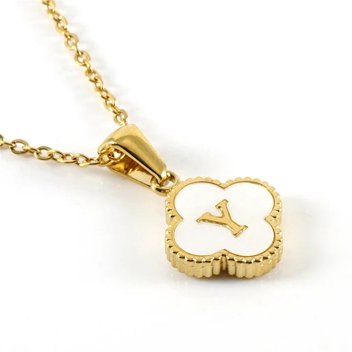 Collar de inicial en forma de trébol