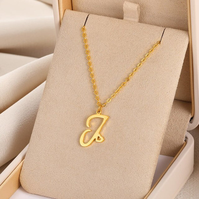Collares con colgante de inicial en letra cursiva