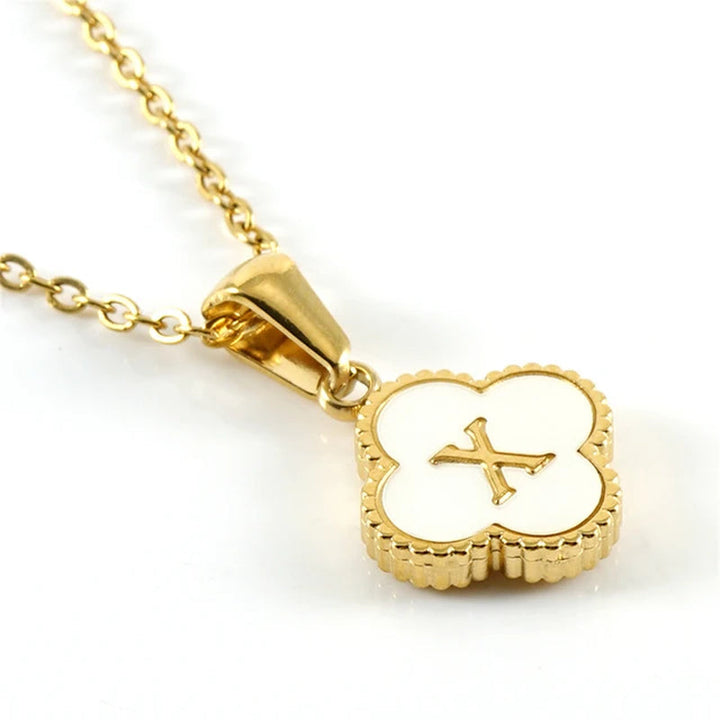 Collar de inicial en forma de trébol
