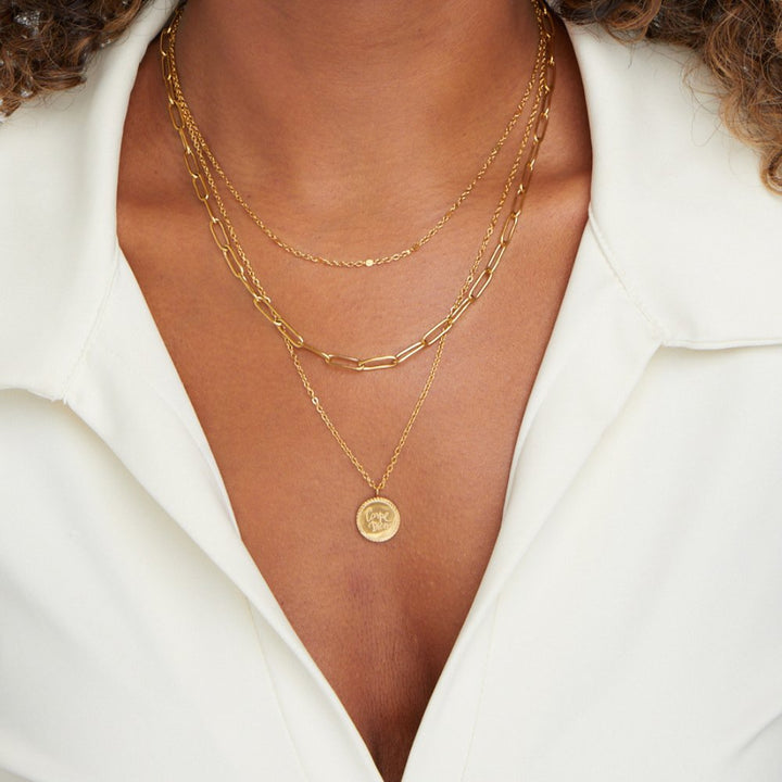 Collar estratificado con moneda