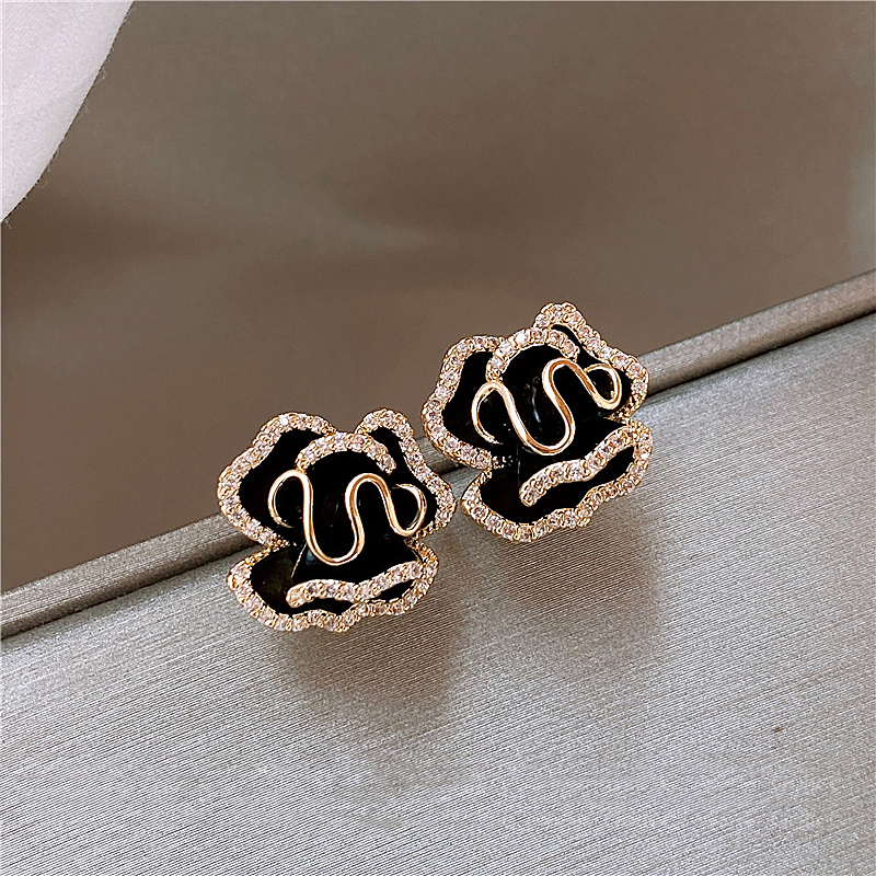 Pendientes elegantes de loto negro en oro
