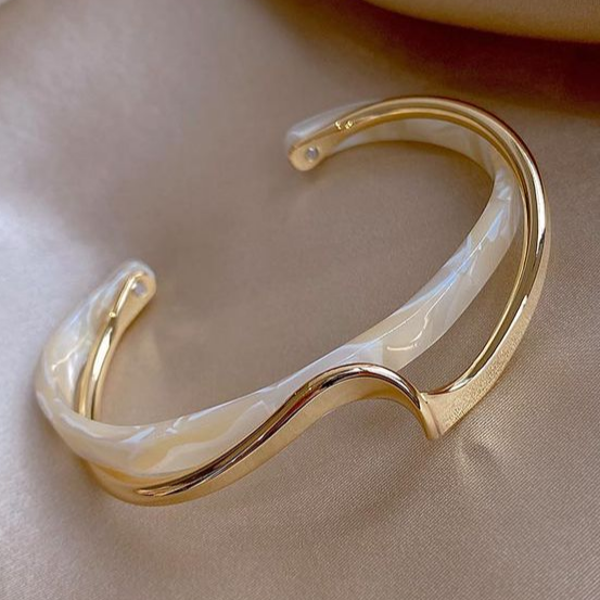 Adriana - Pulsera elegante con ópalo blanco y baño de oro
