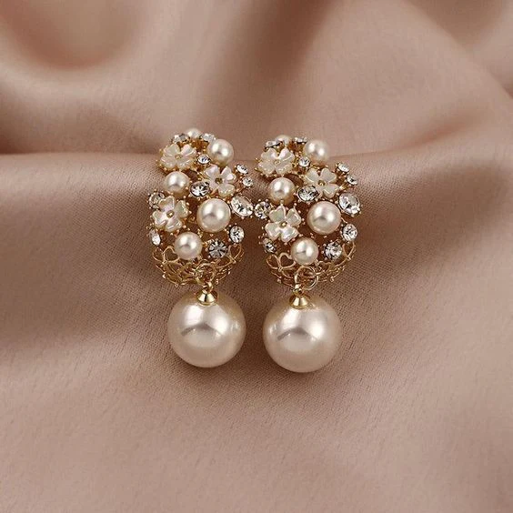 Pendientes elegantes de perlas con forma de flor