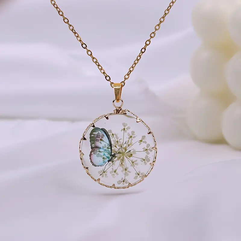 Collar de oro floral con mariposa