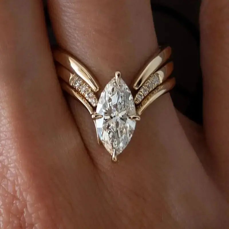 Anillo de Oro con Corona