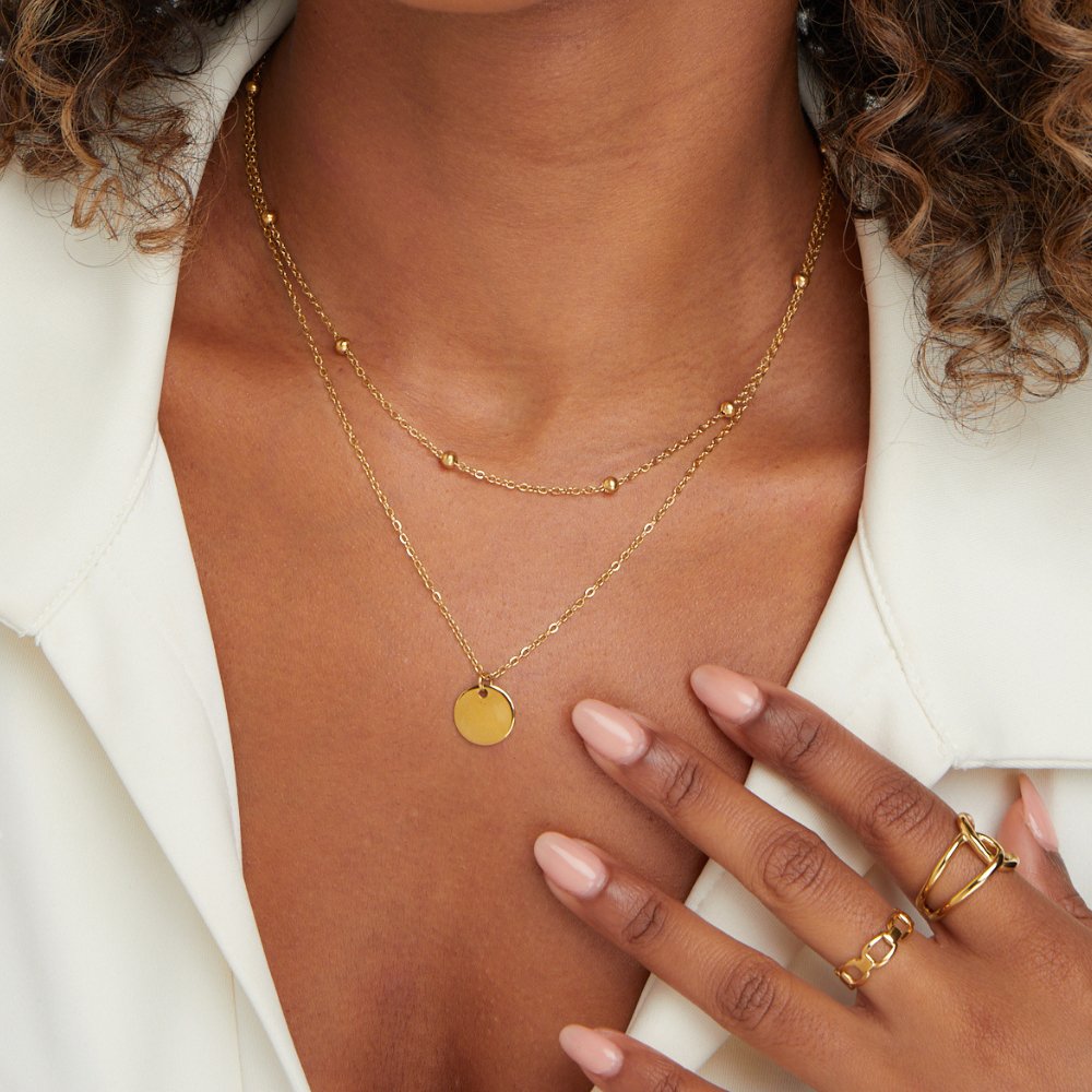 Collar de placas superpuestas