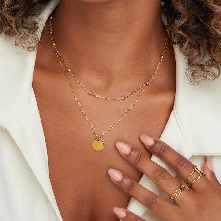 Collar de placas superpuestas